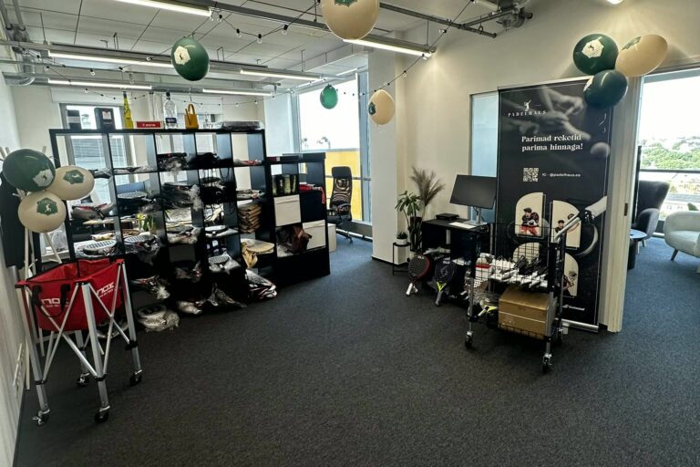 Padelhausin myymälätila Tallinnassa, hyllyt täynnä mailoja ja varusteita